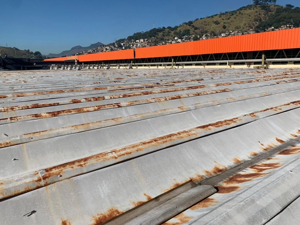 Revestimento vs Troca de Telhado – Qual a melhor opção e investimento?