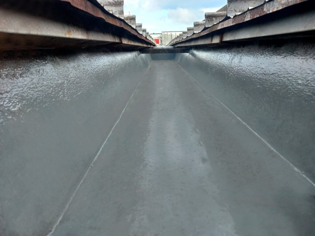 Ureflex Calhas: A Solução Definitiva para Vazamentos, Oxidação e Falhas em Calhas Industriais